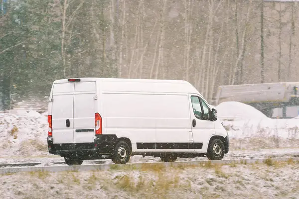 Kırsal çevrede gezinen servis aracı