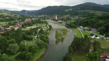 Dağ zeminli Yeşil Vadi Köyü