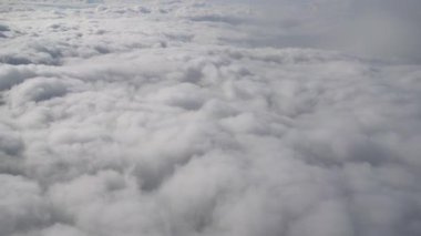 Cennette uçuşan yumuşak bulutlar