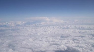 Yoğun kabarık bulutlar gökyüzünde
