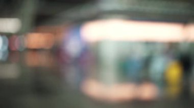 Gezginler büyük havaalanı terminalinde hareket ediyorlar.