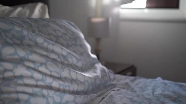 Açık pencere ışığıyla yatak odası sahnesi