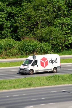 Polonya, Avrupa 26.05.2025 kırsal otoyolundaki DPD dağıtım kamyonu.
