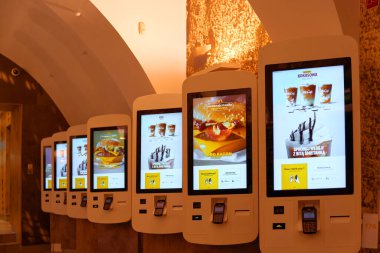 McDonalds sayacındaki otomatik sipariş terminalleri Krakow, Polonya, Avrupa 12.06.2025