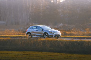 Hatchback aracı otoyolda ilerliyor.