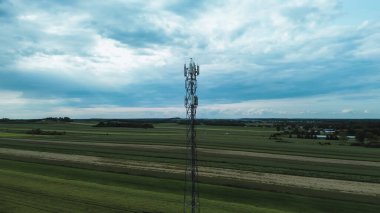 Hücresel Kule Açık Mavi Gökyüzüne Karşı