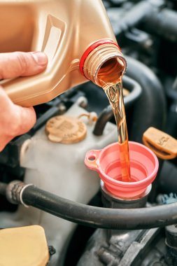 Araç motorunda elle benzin doldurma