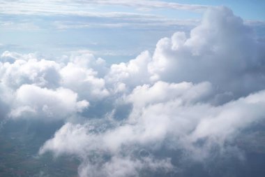 Yaz günışığında doğal bulutlar