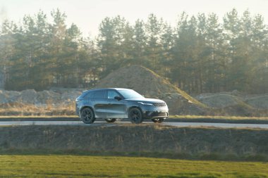 Karlı yol kenarında kirli bir kesişme.