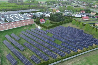 Ekonomik konutların ve ormanların genel görüntüsü