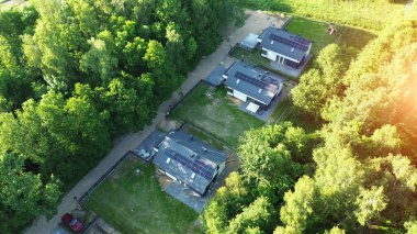 Ormanla çevrili modern yeşil evler