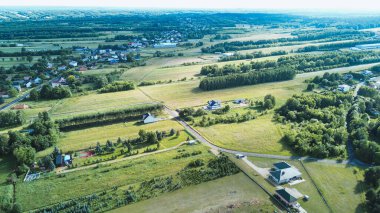 Kırsal arazide gün batımı, tarlalar ve ormanlarla