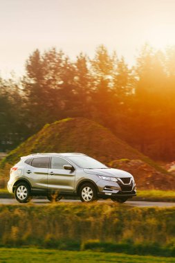 Manzaralı yolda araba sürüyor.