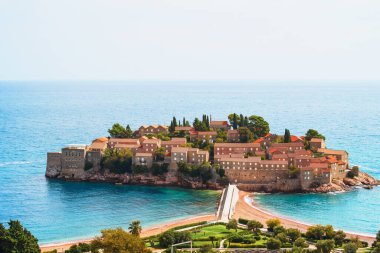 Kırmızı çatıları olan bir ada köyü.