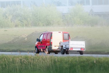 Seyahat karavanıyla akşam sahnesi