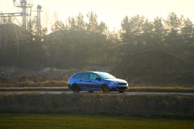 Manzaralı kırlarda modern steyşın vagon