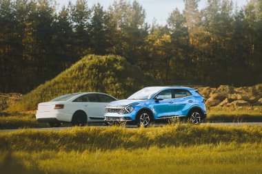 Temiz enerji arabası kırsal yolda gidiyor.