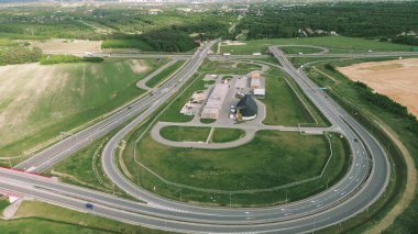 Yeşil açık arazide çevre yolu kavşağı