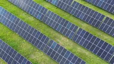 Yenilenebilir güneş panelleri çimenlerin üzerine yayıldı