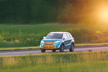 Huzurlu kırsal bir yolda giden otomobil