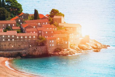 Adriyatik 'teki adada taş binalar