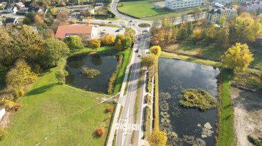 Göletleri ve yol sonbaharı olan kırsal altyapı