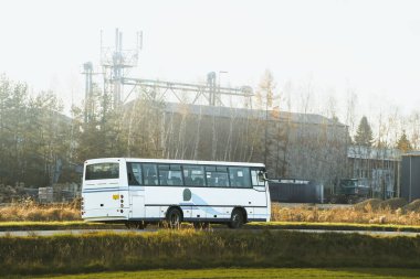 Modern tur otobüsü yolda park edilmiş.