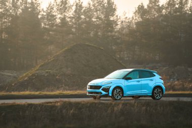 Kırsal alanda çevre dostu bir araba.