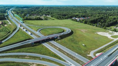 Ağaçlarla çevrili kırsal yol