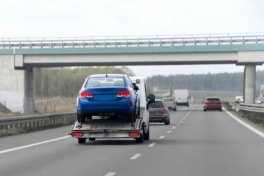 Modern çekici hızlı bozuk araba teslim ediyor.