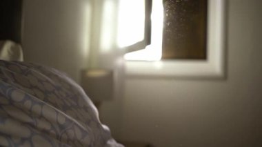 Sabah penceresinin altında rahat bir yatak.