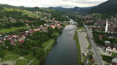 Nehir kıyısında renkli çatıları olan küçük bir kasaba.