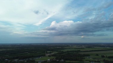 Yumuşak kabarık bulutlar havada görünüyor