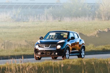 Lüks aile arabası kırsal yolda ilerliyor.