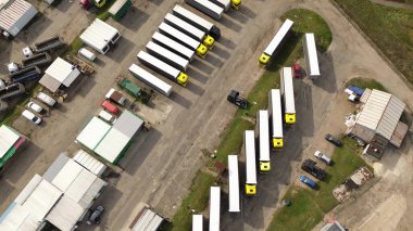 Park halindeki tırların hava manzarası.