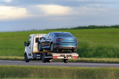 Otobanda bozulduktan sonra araba çekiliyor.
