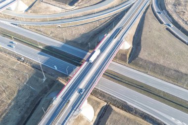 Gün ışığında kargo taşıyan bir kamyon.