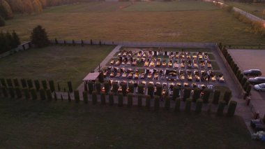 Polonya Azizler Günü geleneğini onurlandıran mezarlığın havadan gece görüntüsü