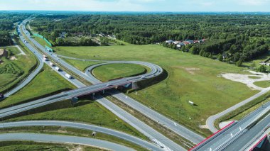 Ağaçlarla çevrili kırsal yol