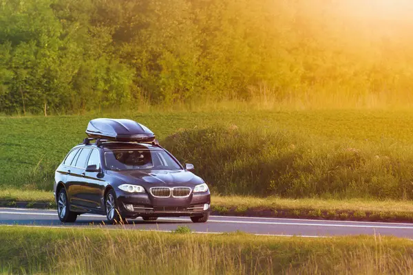 Yaz yolculuğunda çatı rafı olan bir araç