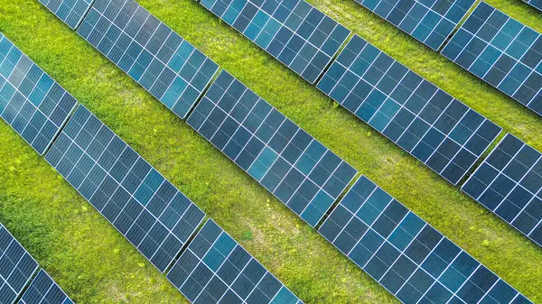 Güneş çiftliği yenilenebilir elektrik üretiyor