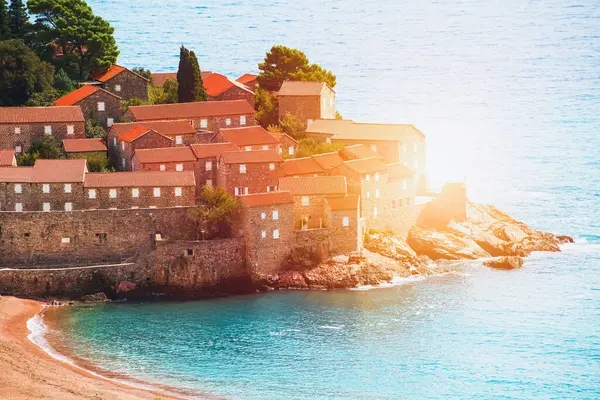 Adriyatik 'teki adada taş binalar