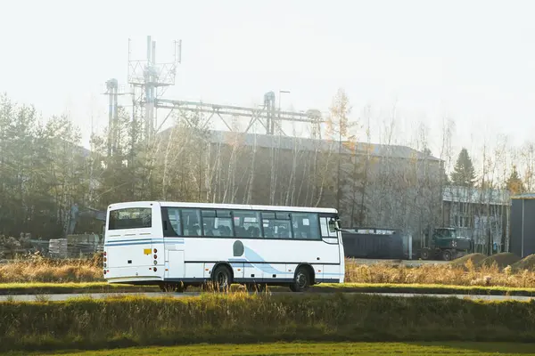 Modern tur otobüsü yolda park edilmiş.