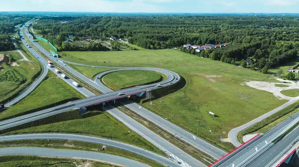 Ağaçlarla çevrili kırsal yol