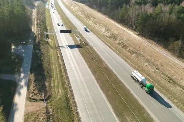 Açık kırsal yolda giden araçlar