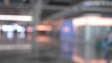 Havaalanı bekleme salonunda hareket bulanıklığı