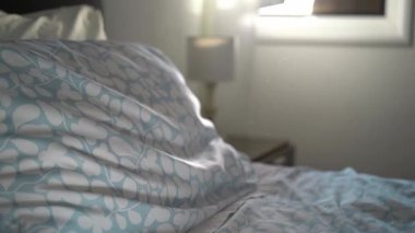 Rüya gibi yüzen toz parçacıklarıyla aydınlık bir oda