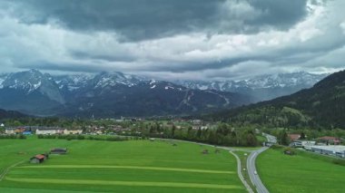 Kırsal kesimde orman ve alçak bulutlar