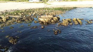 Atlantik Okyanusu kıyısında maceralı kayalık bir sahil.