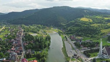 Yeşil kırsal kesimin üstündeki dağ sıraları